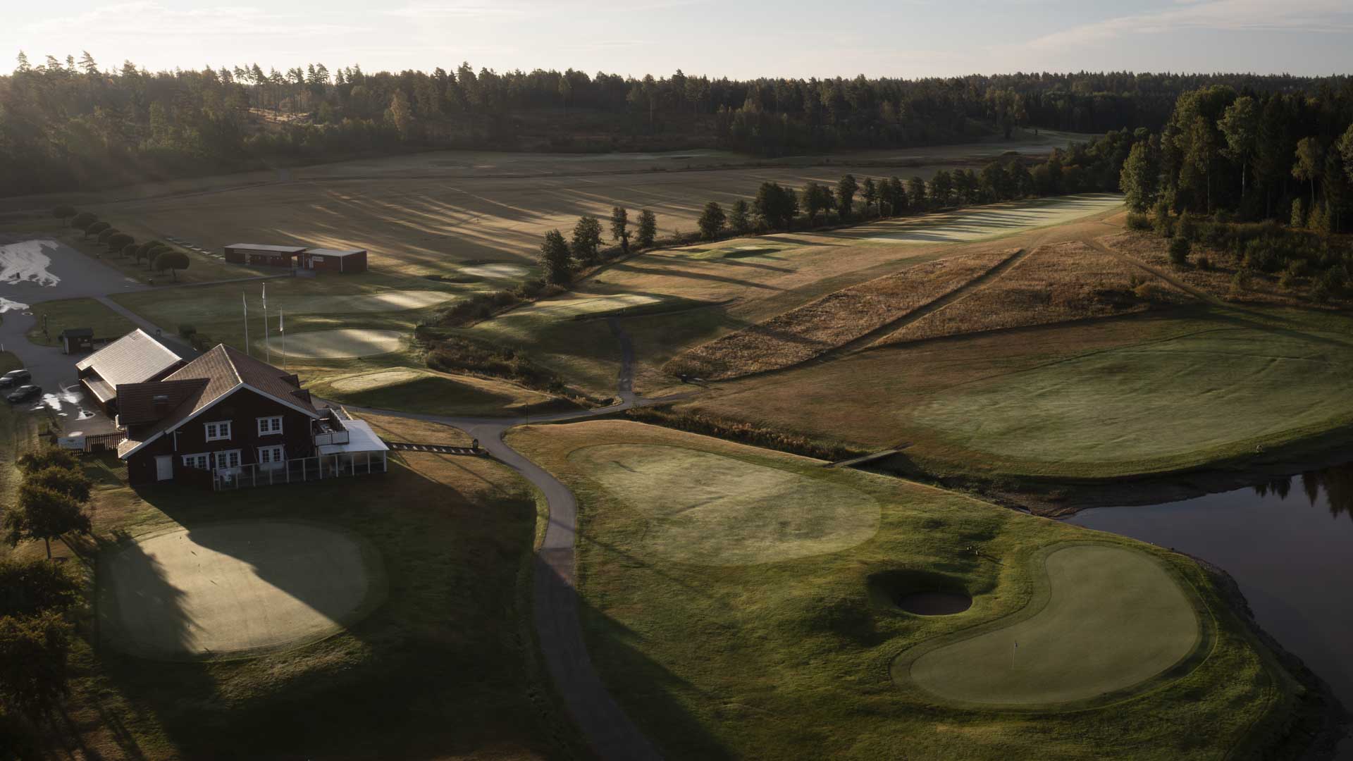 GolfStar Brollsta ligger utanför Brottby nordost om Stockholm. Banan är en av de mer utmanande och finare banorna i Stockholm.