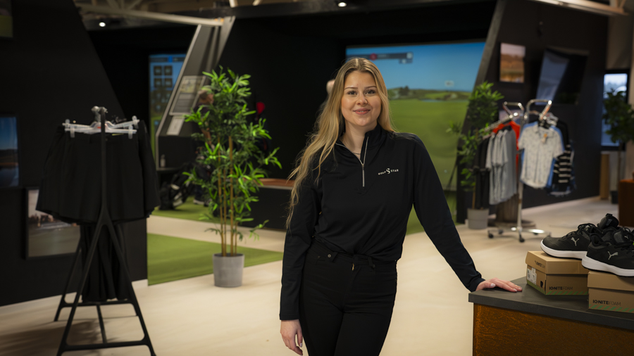 GolfStar Indoor Vallentuna Platschef Emilia håller koll på att allt fungerar som det ska.