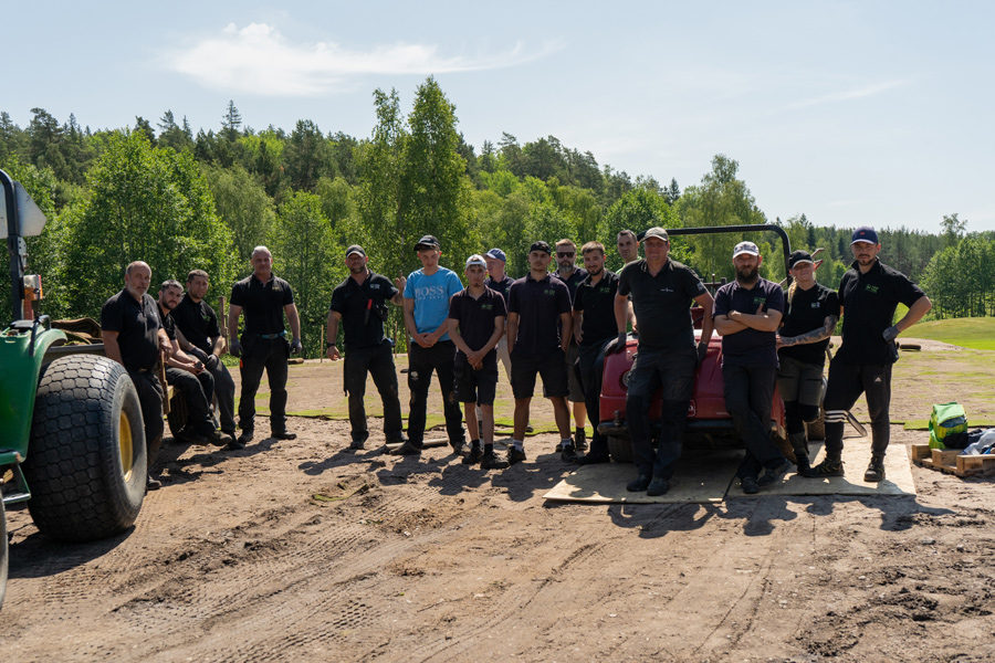 GolfStar kan samla personal från sina andra anläggningar för punktinsatser där det behövs. Som att rulla ut en ny green på Lövsättra. Den här dagen jobbade (delar av) banpersonalen från Waxholm, Brollsta och Lindö också på Lövsättra.