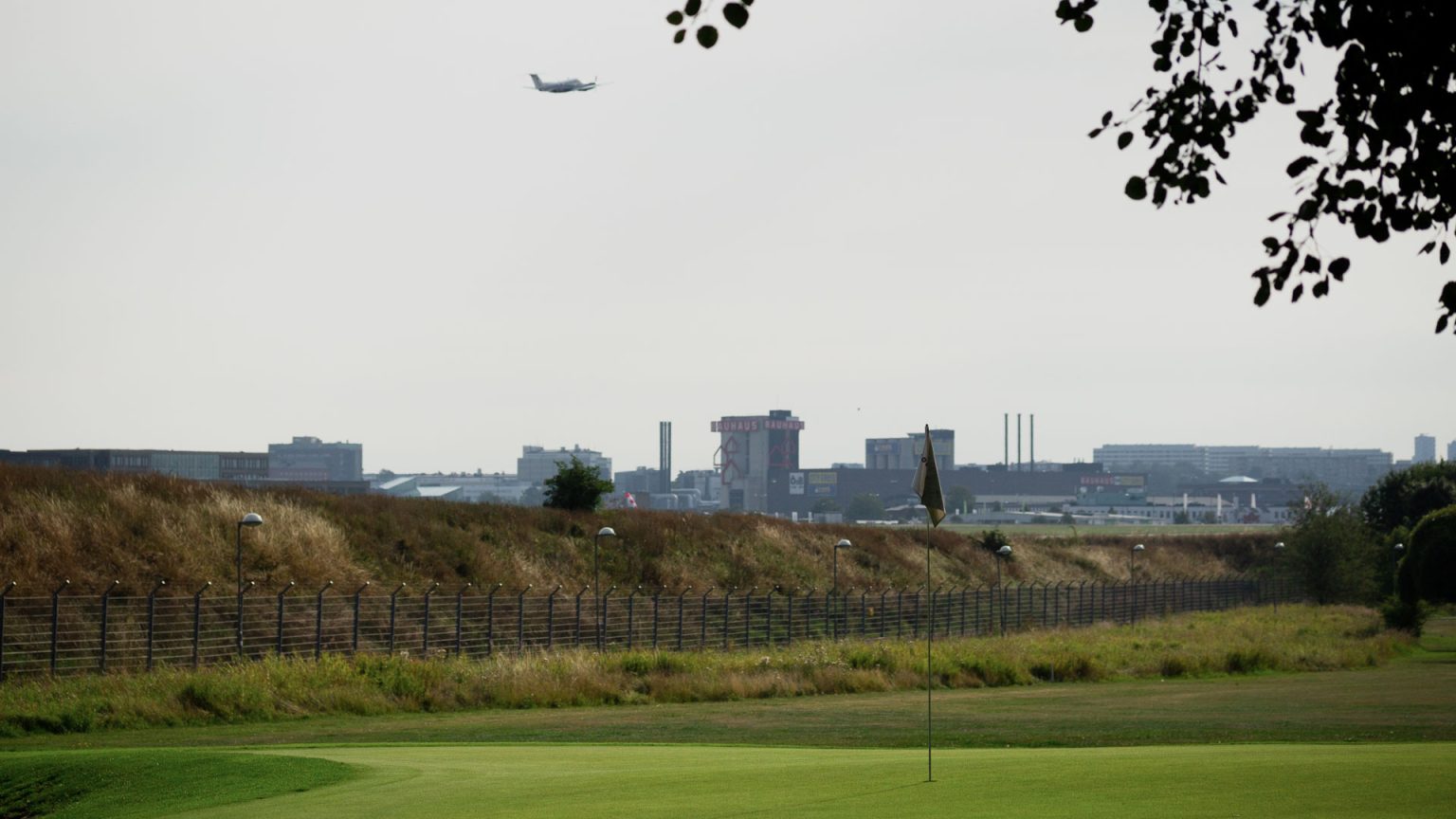 GolfStar Bromma - belägen granne med Bromma flygplats. Stockholms mest citynära golfbana.