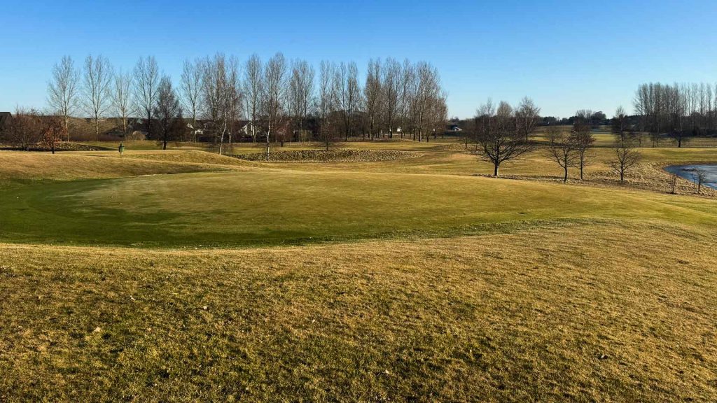 GolfStar Rönnebäck 4:e hålet - notera att isen fortfarande ligger kvar i dammen.