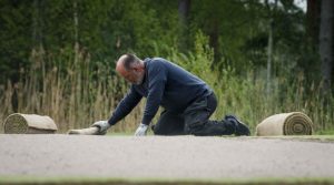 GolfStar Waxholm har fått en ny green på hål 10. I början av maj 2026 rullades det nya gräset ut.