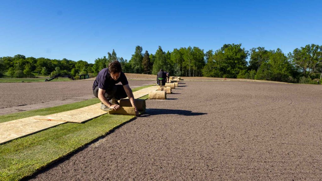 GolfStar Gripsholm får nytt gräs på den nya greenen på hål 1.