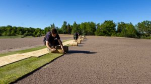 GolfStar Gripsholm får nytt gräs på den nya greenen på hål 1.