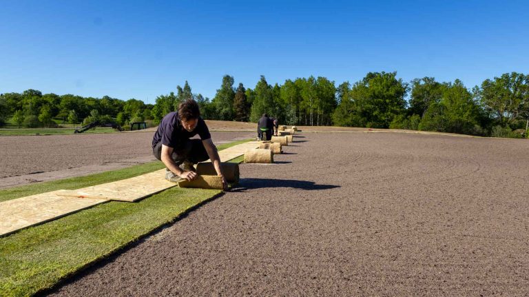 Nya hål 1 växer fram – gräset rullas ut på Gripsholm