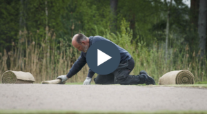 Nytt gräs är utrullat på tians green på Waxholm. Se filmen här.