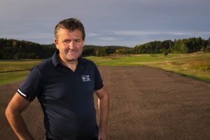 Stuart Cooper är head greenkeeper på GolfStars banor. "Vi planerar att systematiskt renovera tees i framtiden", säger han. Här framför det precis omgjorda tee 57 på Brollstas fjärde hål.