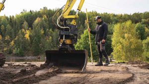 En grävmaskin gör 80% av arbetet när man renoverar ett tee. Resten - finliret - gör den laserstyda skrapan på en timme. Här åttonde hålet på GolfStar Brollsta som får sig en makover.