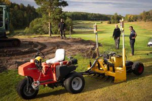 Laser skapar GolfStars nya tees. Maskinen heter Laser grader och gör finjusteringarna vid renoveringar av tees. Med en laser grader får man synnerligen jämna och fina tees.