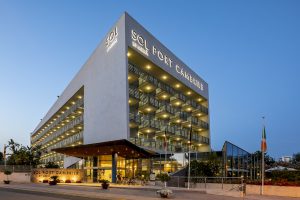 Under träningslägret i golf i Spanien bor vi på Sol Port Cambrils Hotel i centrala Cambrills.