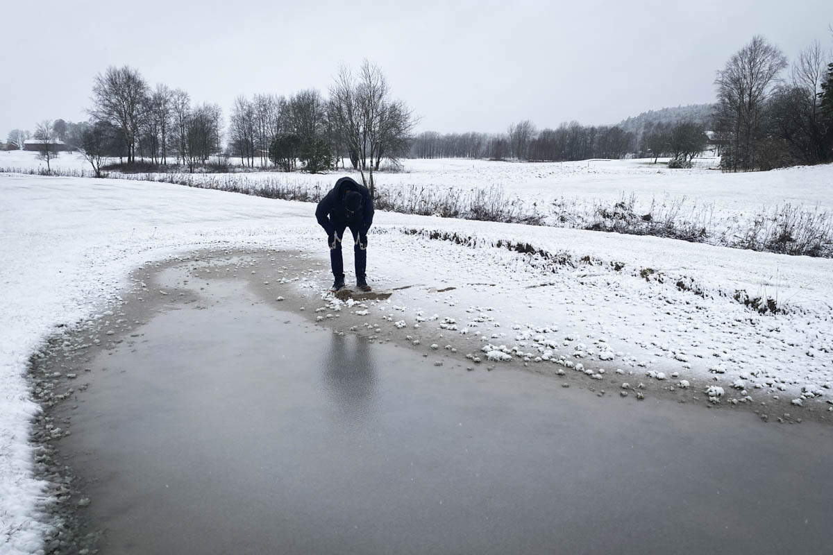 Stuart Cooper, banchef på GolfStar inspekterar Stannum en av de få snöiga dagarna vintern 2025.