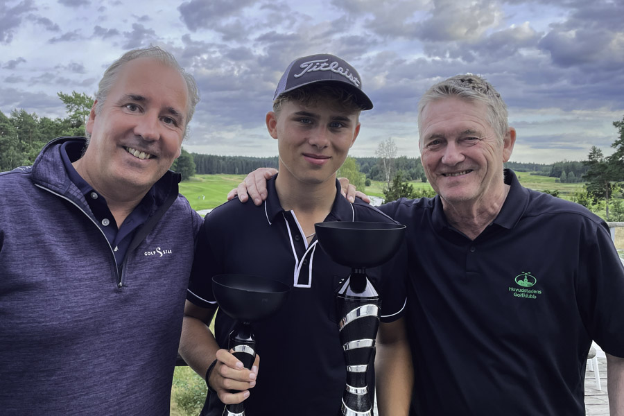 GolfStar Junior Summer Series 2024 vinnare Vinnaren av GolfStar Junior Summer Series 2024 Ludvig Norström från Sollentuna. Omgiven av Stefan Brikell från GolfStar (vänster) och Tor Sjöberg från Huvudstadens GK (höger). I år blir det en ny upplaga av juniortävlingen.