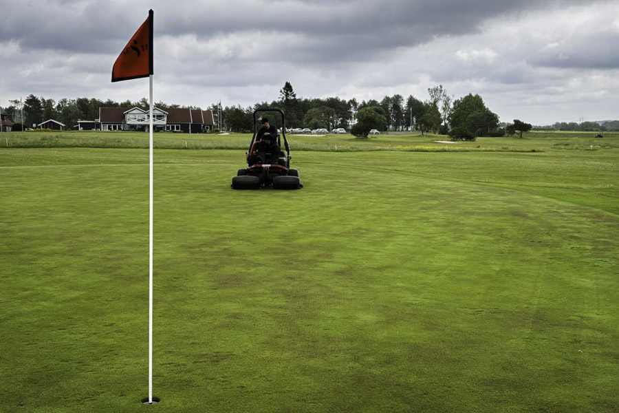 GolfStar Stannum Greener 250617 GolfStars utvecklingsarbete med golfbanan på Stannum fortsätter. Just nu är vi inne i en period där greenerna rullar något mindre jämt. Men långsiktigt blir det klart bättre. Det är enligt plan och tyvärr nödvändigt", säger Stuart Cooper, övergripande banchef på GolfStar.