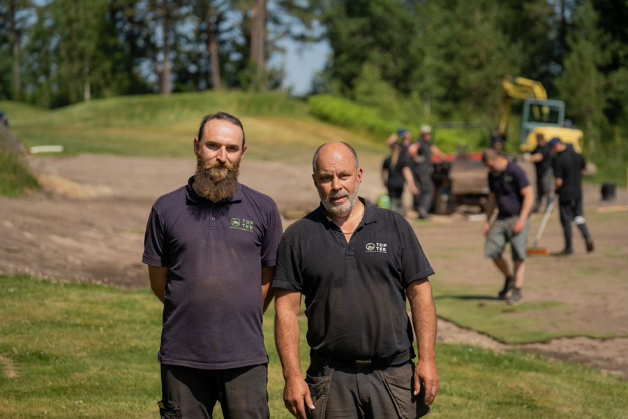 Mateusz Brzegowy från banpersonalen på Lövsättra och Anders Löfberg på Toptee Construction tillsammans med leder byggnationen av den nya greenen på Lövsättra.