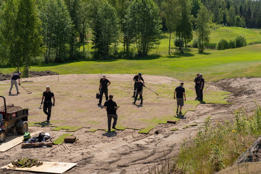 Bygget av nya nians green på GolfStar Lövsättra rullar på. I veckan rullades gräset från nedlagda nians green ut.