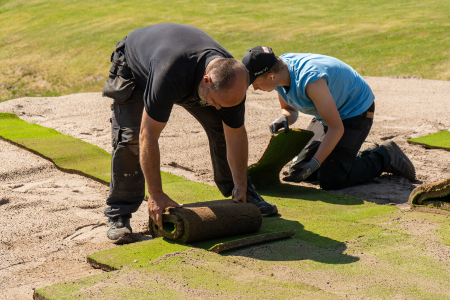 Bygget av nya nians green på GolfStar Lövsättra rullar på. I veckan rullades gräset från nedlagda nians green ut.