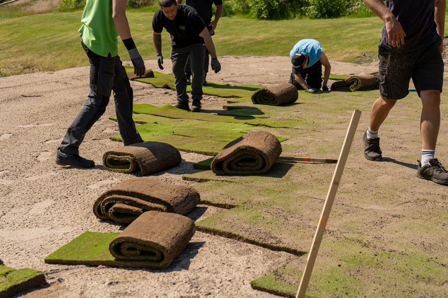 Bygget av nya nians green på GolfStar Lövsättra rullar på. I veckan rullades gräset från nedlagda nians green ut.